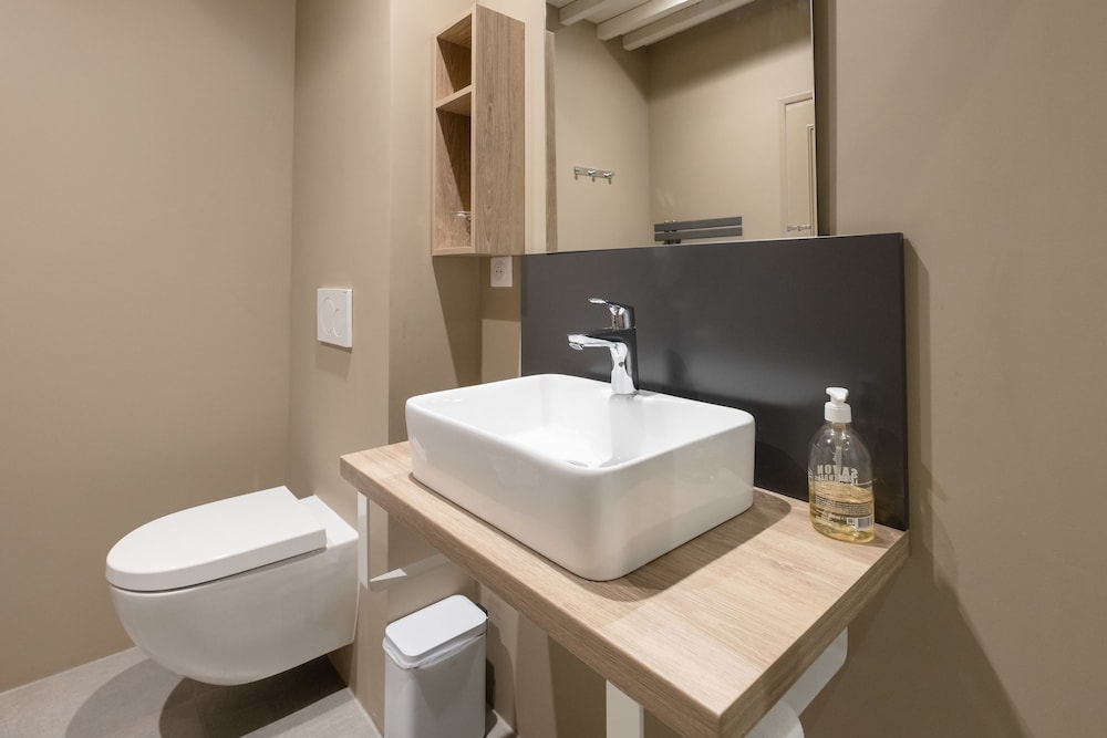Deluxe Double Room, 1 Queen Bed, Private Bathroom, Courtyard View photo 3