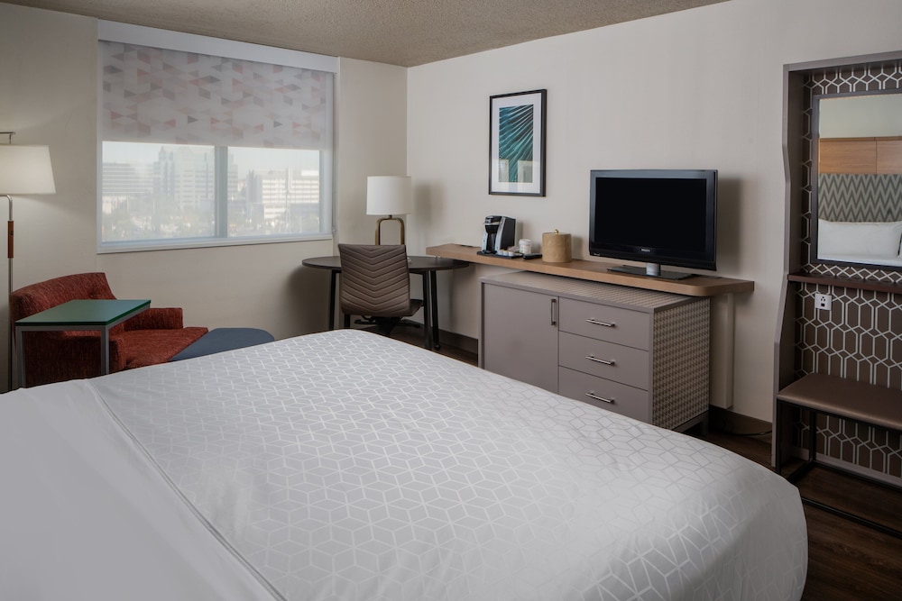 Standard Room, 1 King Bed (Club Floor) - Photo 1