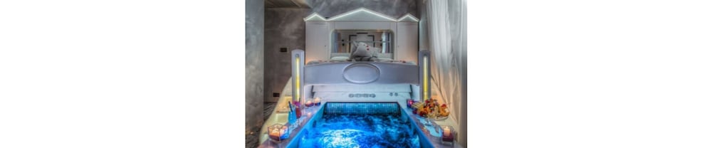 Exclusive Suite, Multiple Beds, Hot Tub photo 2