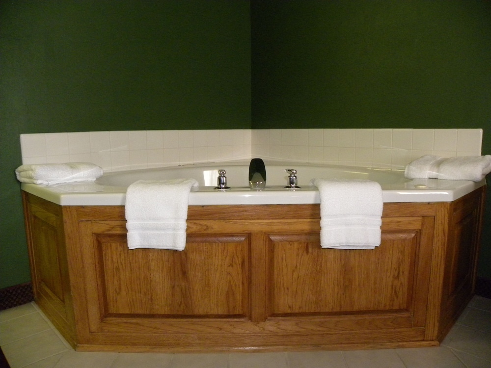Suite, 1 King Bed, Jetted Tub - Photo 3