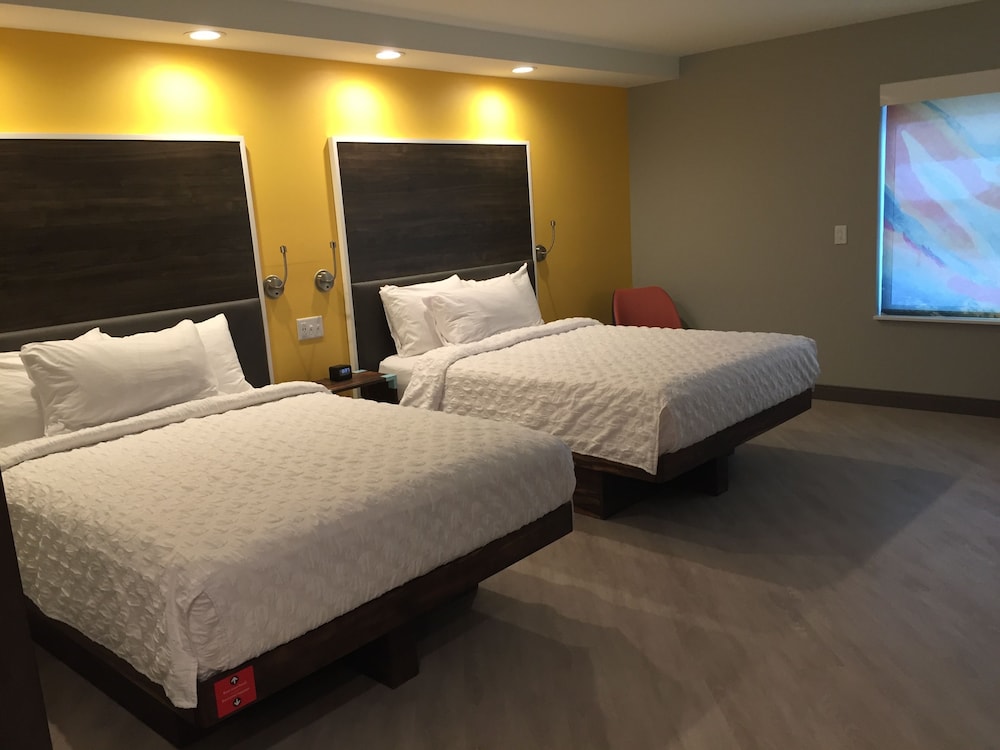 Room, 2 Queen Beds, Accessible, Bathtub photo 3