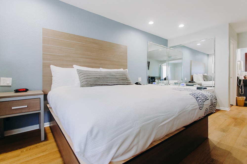 Room, 1 King Bed, Non Smoking, Jetted Tub photo 1