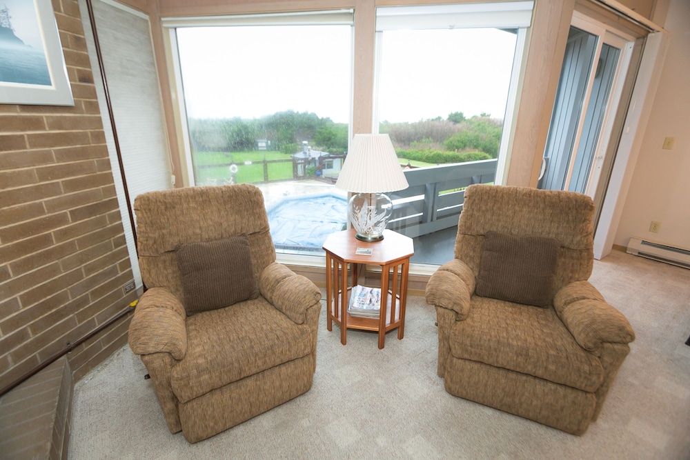 Signature Room, 1 King Bed with Sofa bed, Kitchen, Pool View (1 Bedroom Unit- Room 208-Pet Friendly) - Photo 15