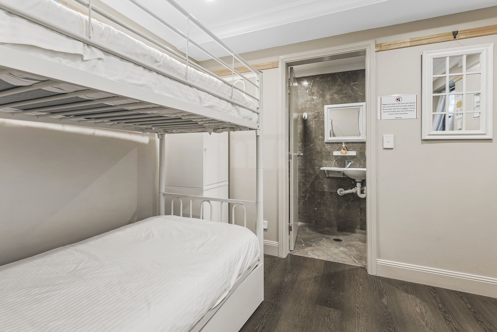 Double Bedroom with Private Bathroom photo 1