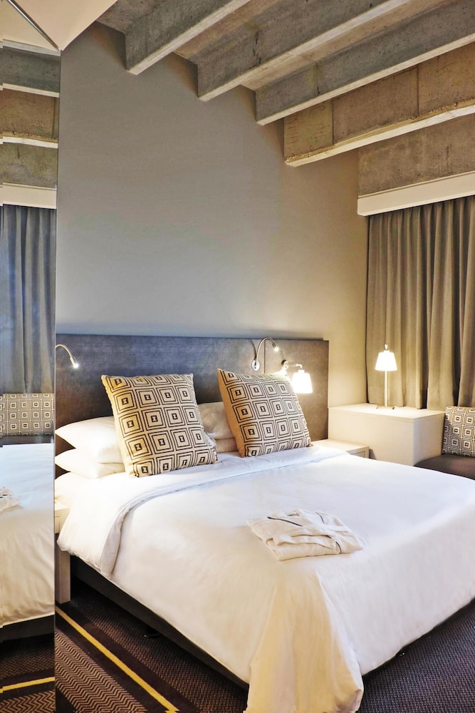 Suite, 1 King Bed with Sofa bed photo 2