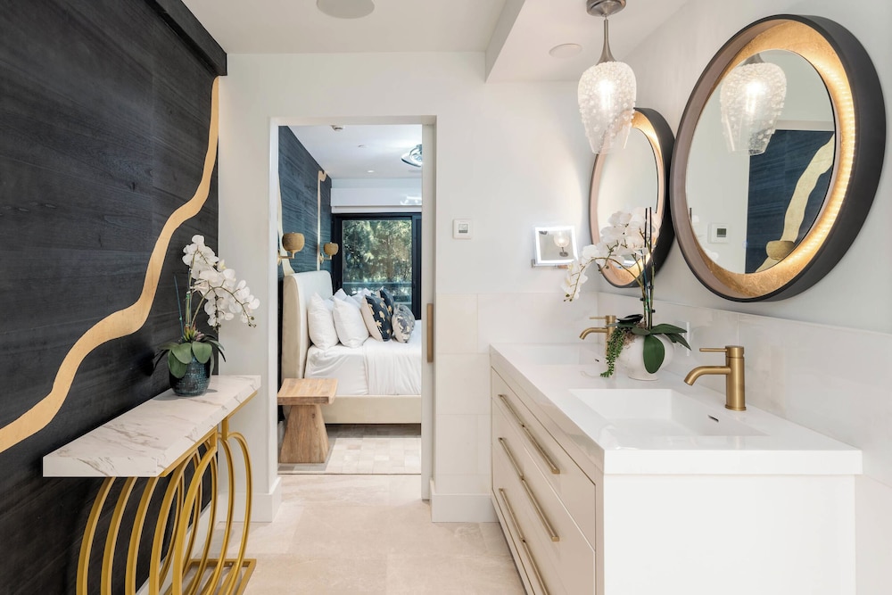 Luxury Condo, 4 Bedrooms