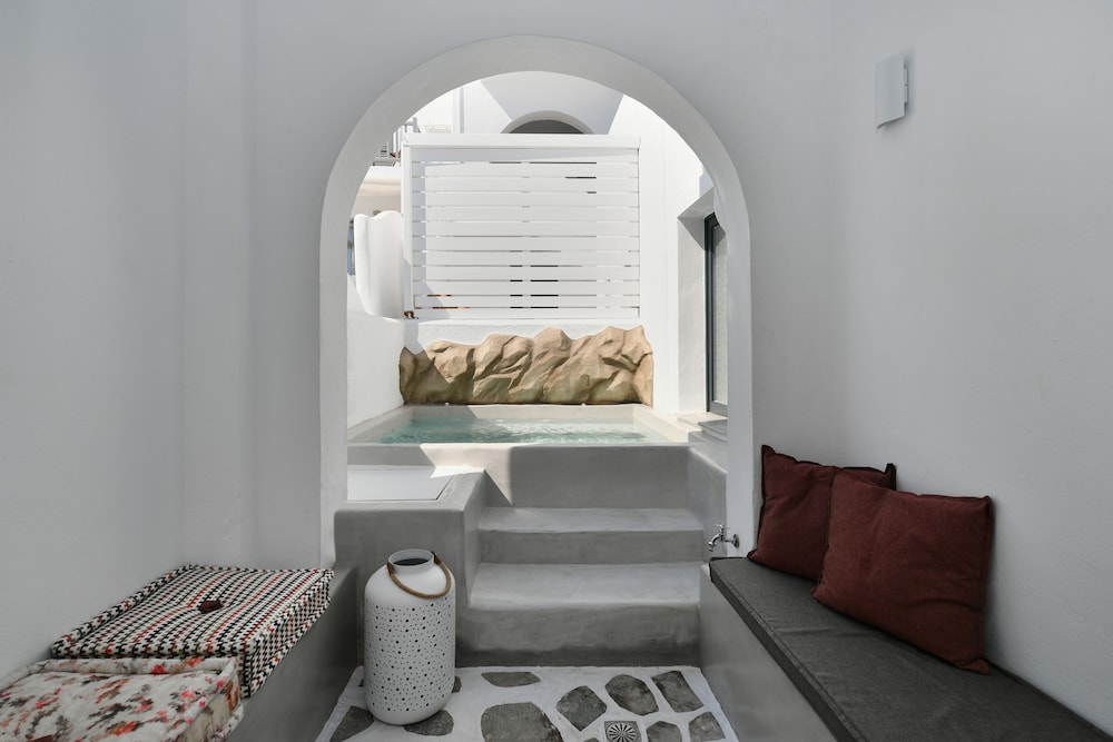 Romantic Suite, 1 Queen Bed, Hot Tub photo 1