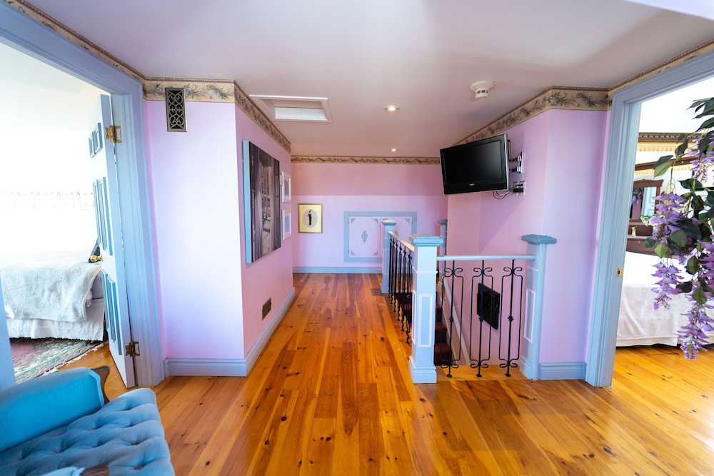 "Cliffs of Fundy" Tower Suite photo 3