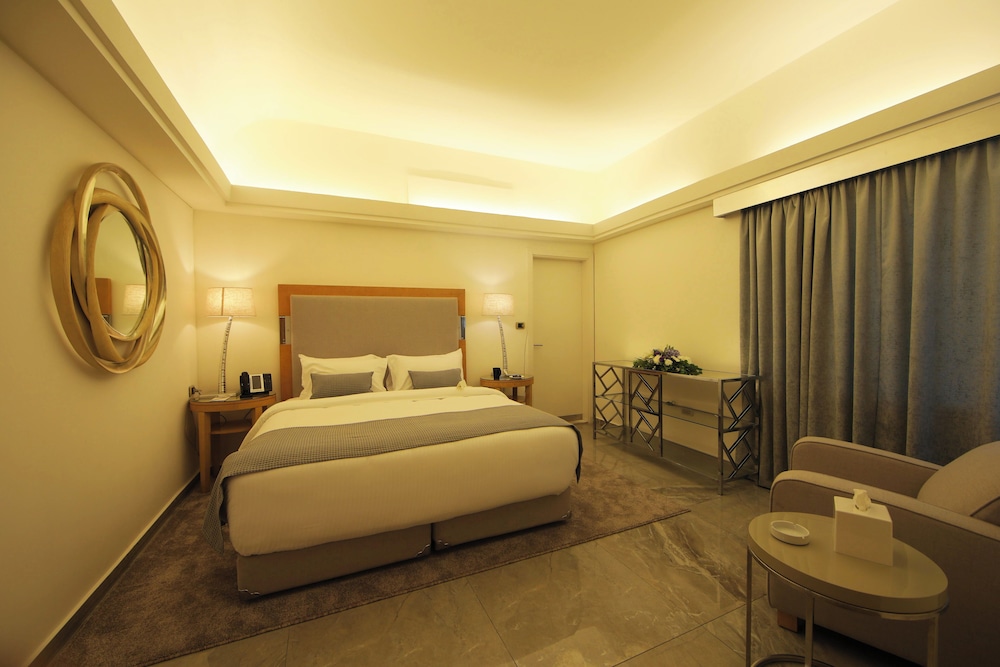 Panoramic Suite, 1 King Bed - Photo 1