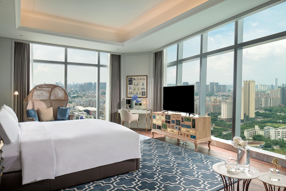 Luxury Room, 1 King Bed (Post Modern Décor) photo 2