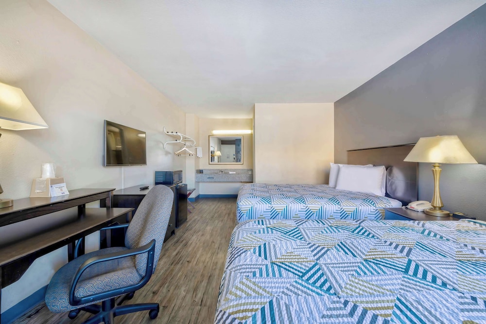 Standard Room, 2 Queen Beds, Non Smoking, Refrigerator & Microwave photo 2