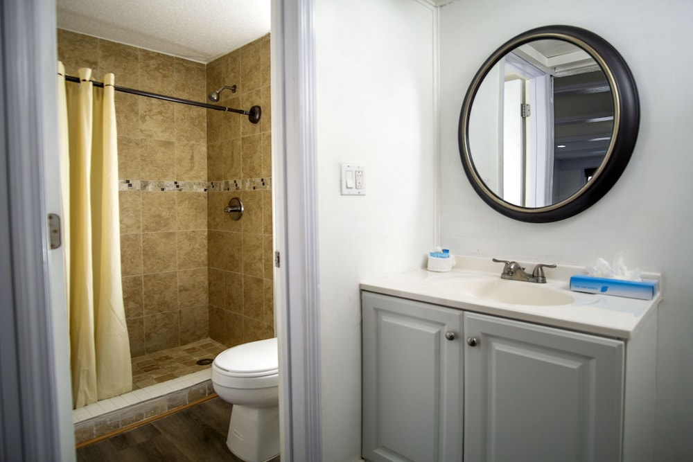 Standard Room, 1 Queen Bed, City View - Photo 4