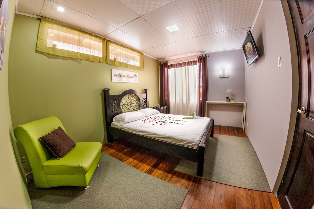Habitación grande #6 "Lulú" baño privado-C MATRIMONIAL