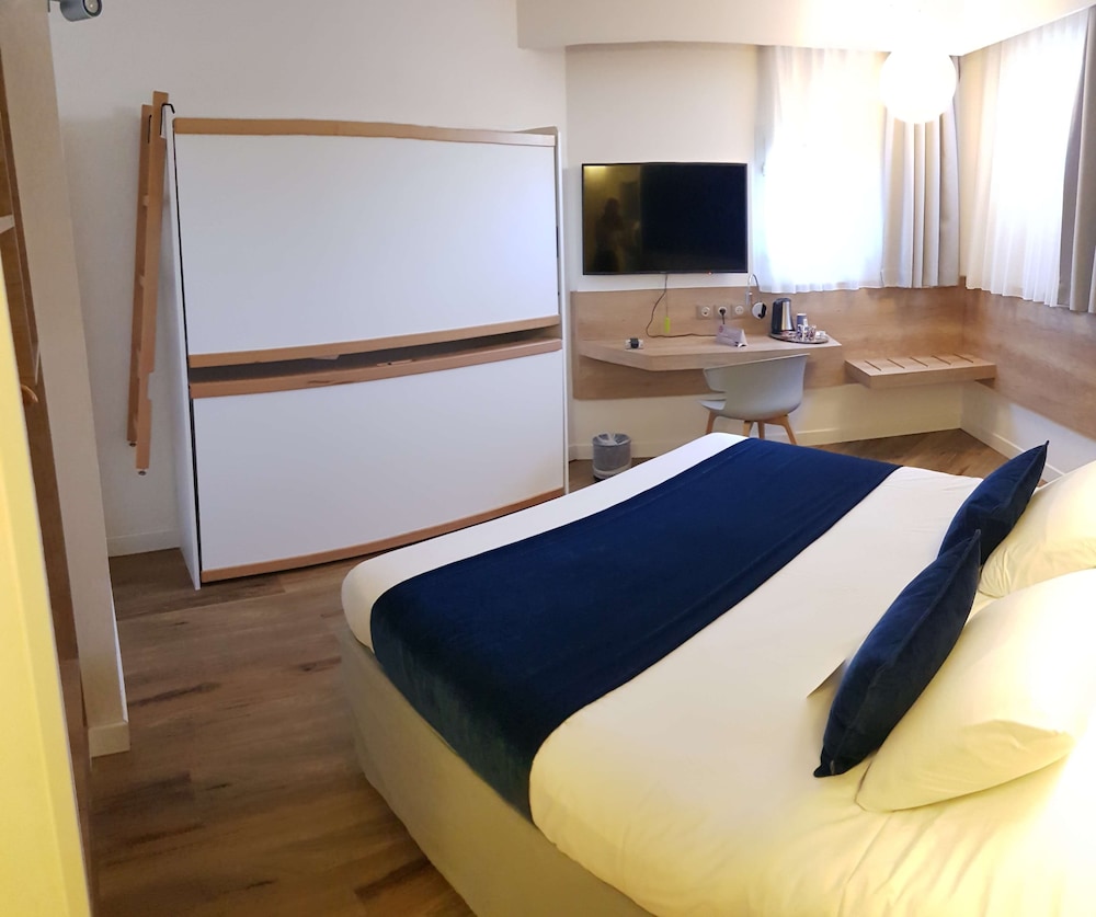 Standard Room, Multiple Beds - Photo 6