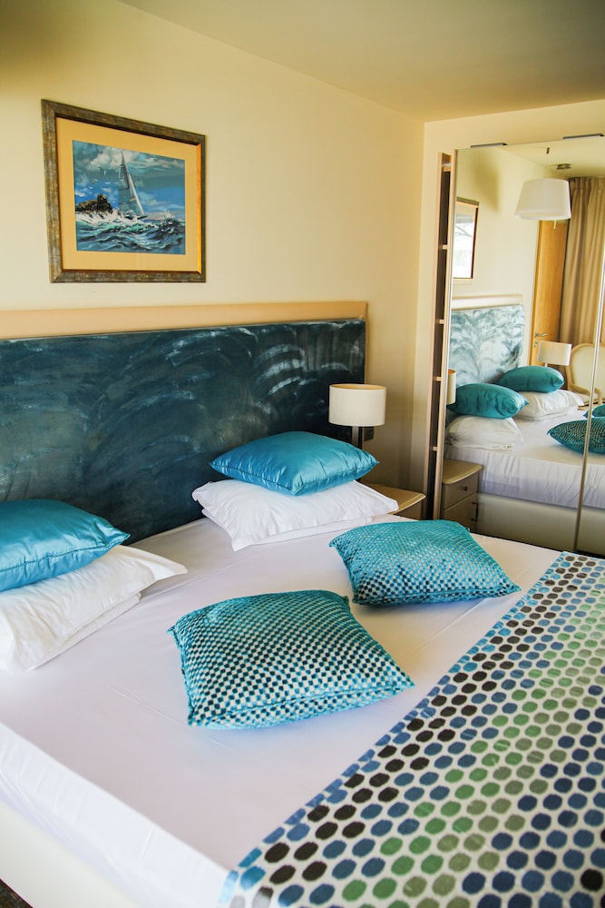 Deluxe Room, Partial Sea View photo 2