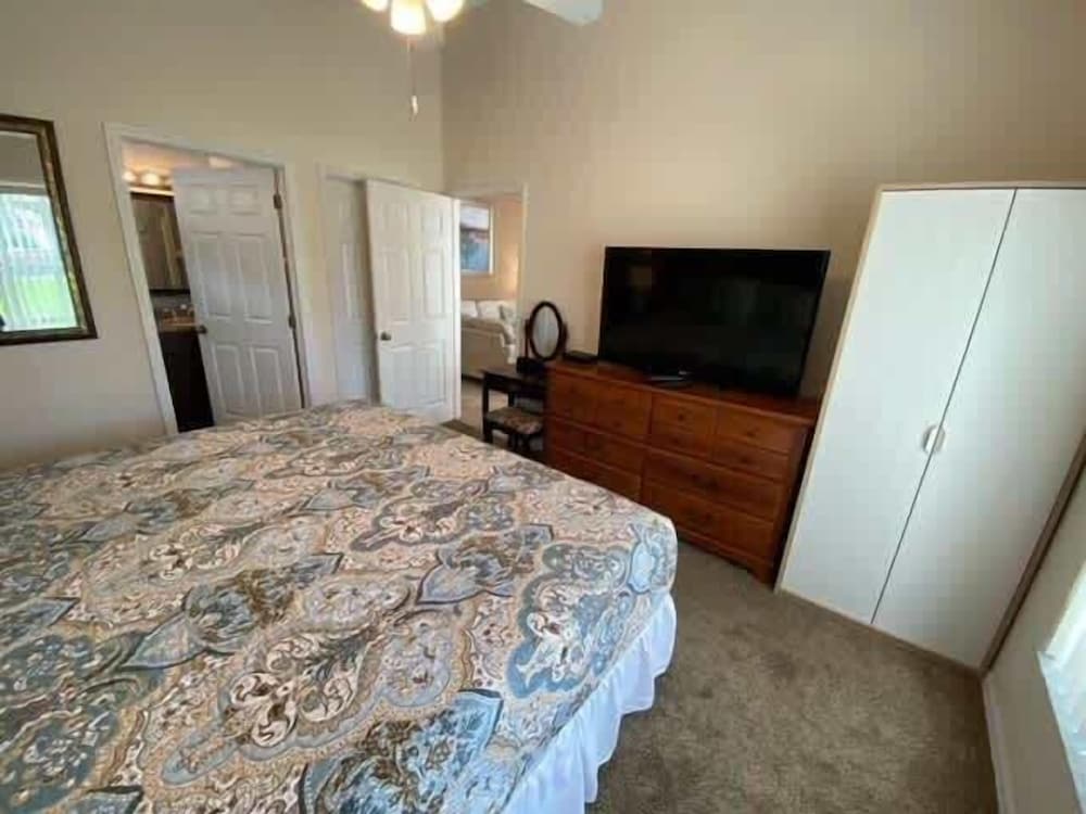 House, Multiple Beds, Kitchen, Pool View photo 2