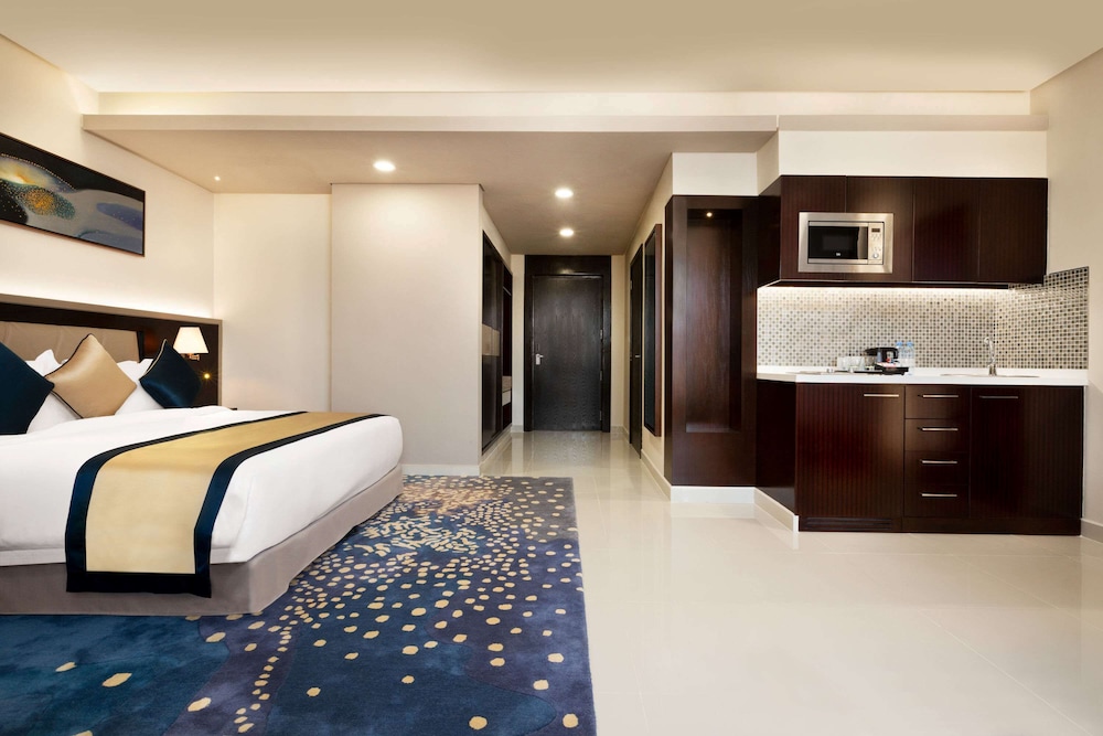 Club Suite, 1 King Bed, Smoking photo 2