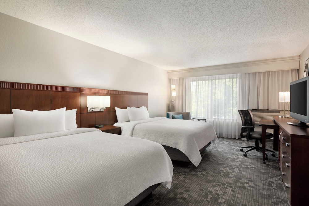 Room, 2 Queen Beds (Mobility Accessible, Roll-In Shower) photo 1