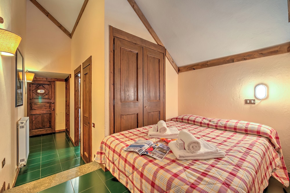 Family Apartment, Multiple Bedrooms, Mountainside (Grange Hike & Ski - 45D Sestriere)