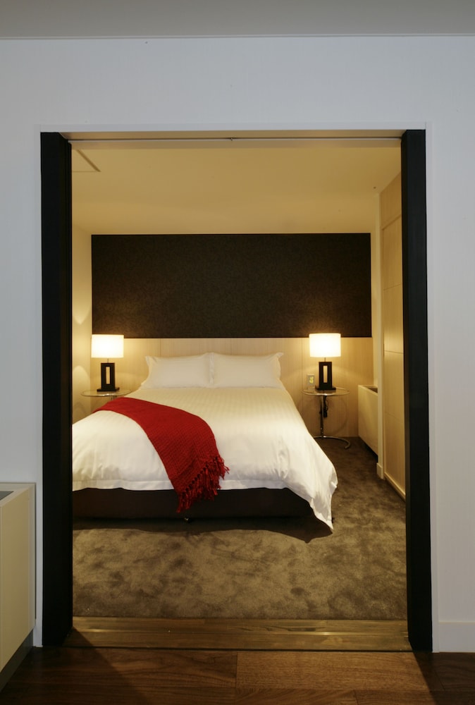 3 Bedroom Deluxe Apartment (2 King or Twin and 1 Queen Bed)