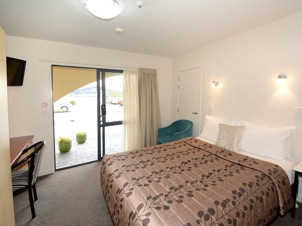 Compact Queen Studio photo 3