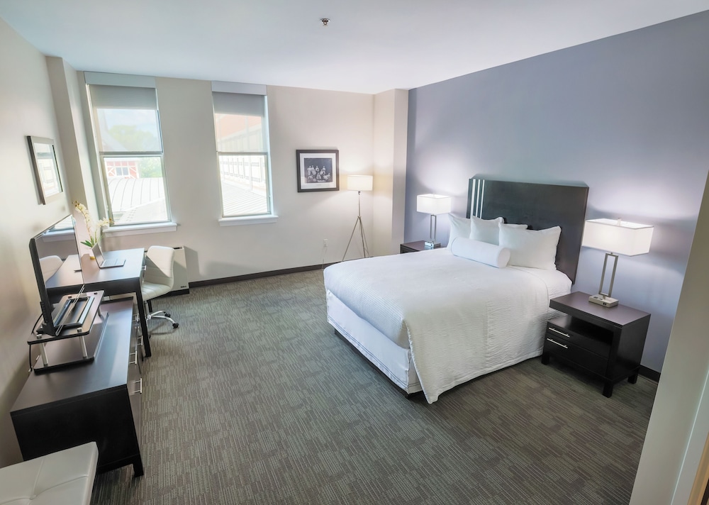 Room, 1 Queen Bed, Accessible Bathtub, Executive Level - Photo 2