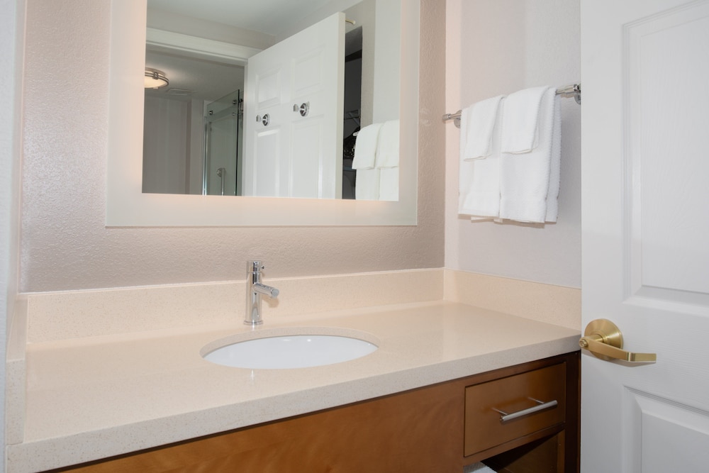 Suite, 1 Bedroom, Mobility Accessible, Kitchen (Communications) - Photo 6