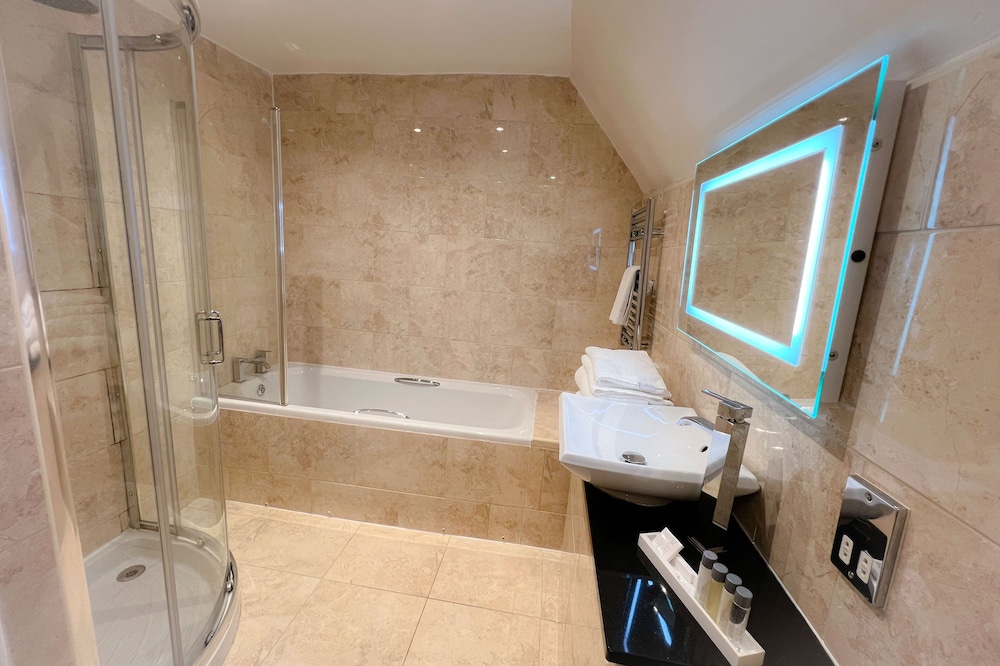 Family Room, Double Bed and 2 Twin Beds, no lift - Photo 6