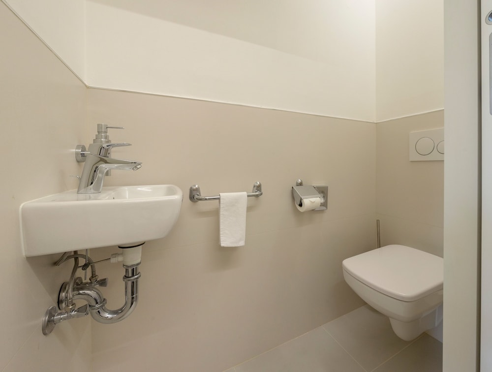 Standard Single Room, 1 Bedroom, Balcony thumbnail 5