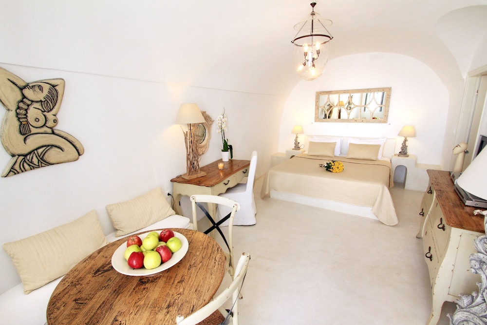 Deluxe Two-Bedroom Cave Suite with Hot Tub and Caldera View (Lavender) photo 1
