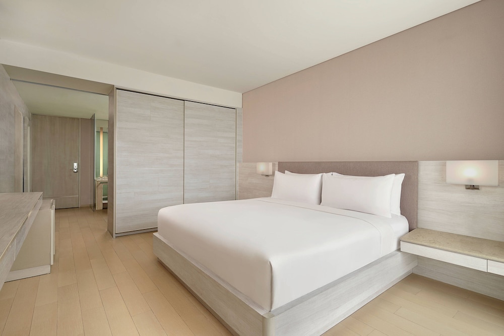Room, 1 King Bed, Balcony, Pool View thumbnail 5