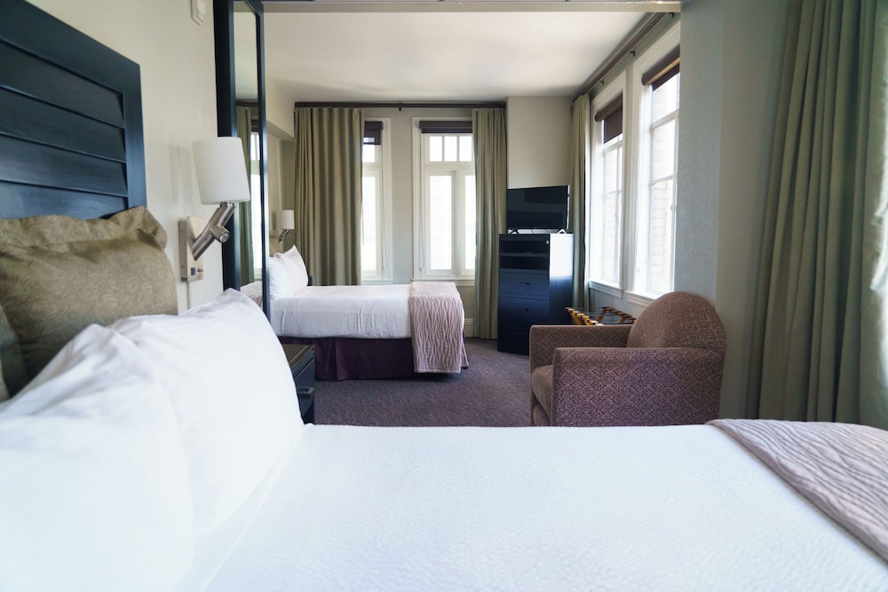 Accessible Two Double Bed Suite w/Roll in Shower photo 2