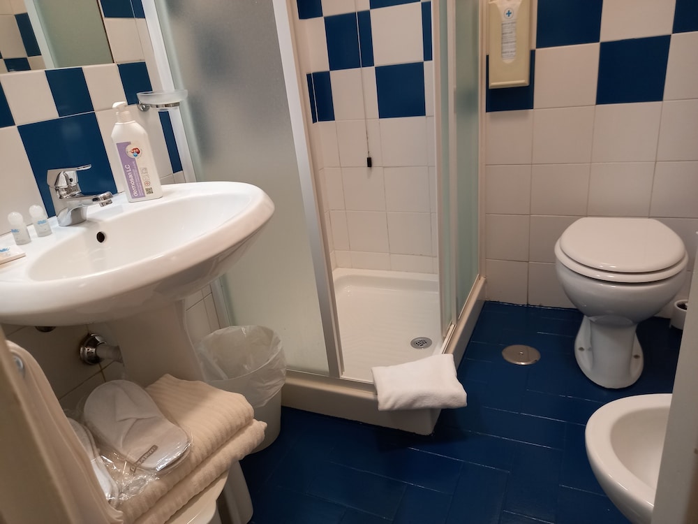 Economy Double Room, 1 Large Twin Bed, Private Bathroom (Small) photo 2