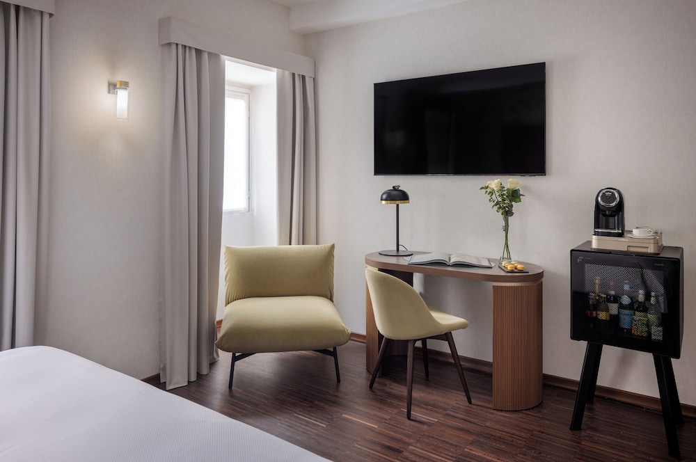 Premium Twin Room (with 1 Rollaway Bed) photo 2