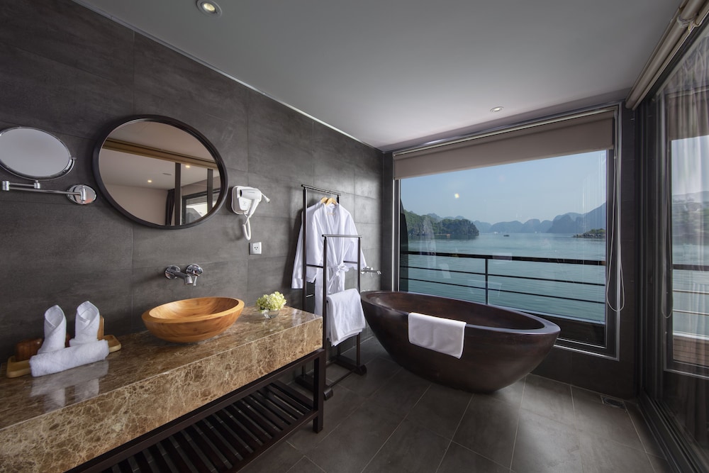 Golden Suite with Balcony - Photo 6