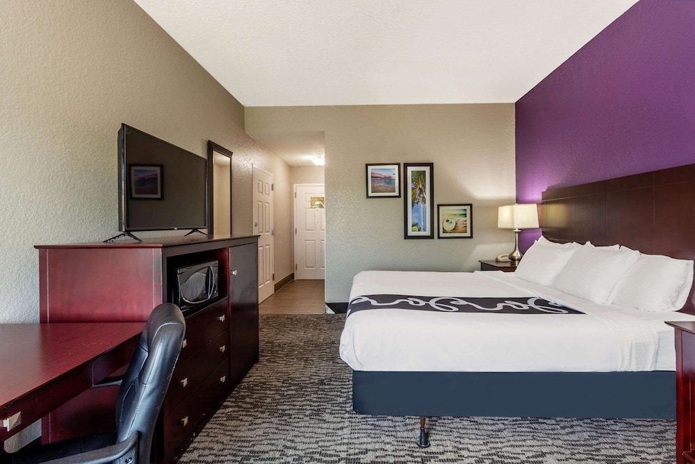Room, 1 King Bed, Accessible, Non Smoking (Hearing Impaired Accessible, NSMK) - Photo 2
