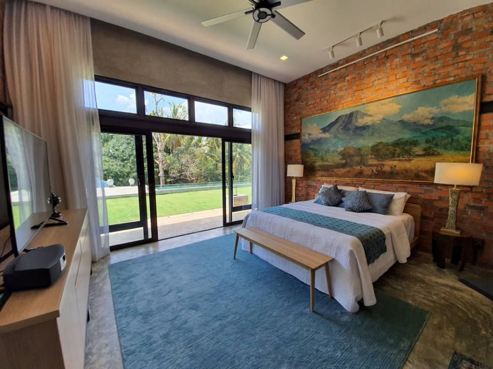 Premium Suite - Photo 13