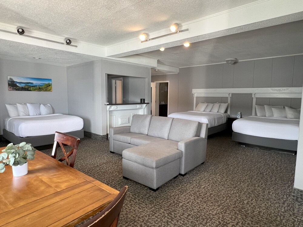 Lakefront Family Suite, 3 Queen Beds photo 1