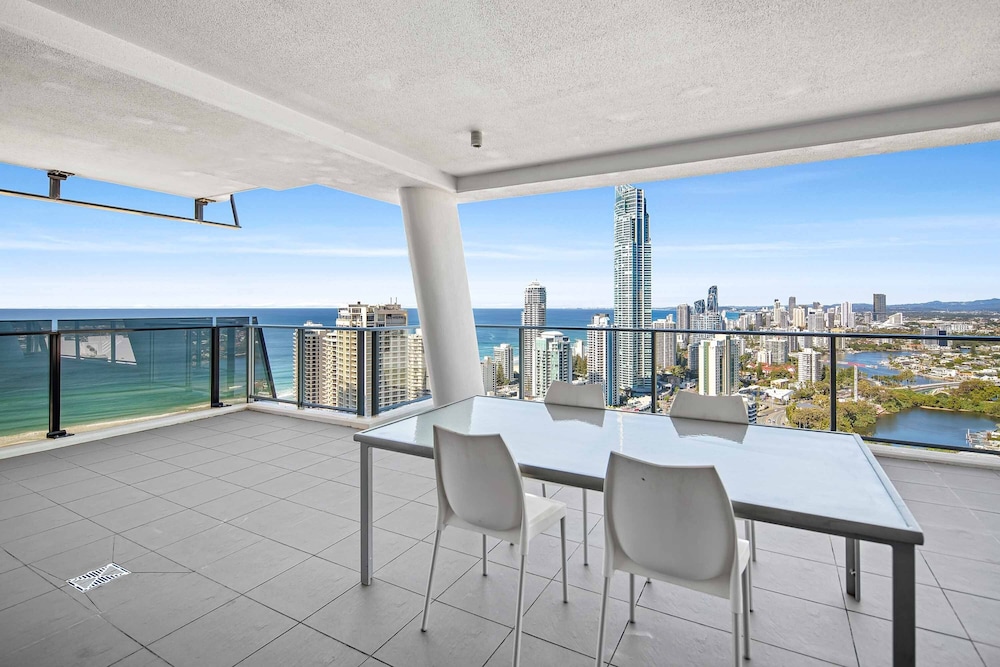Sub Penthouse, 3 Bedrooms, 2 Bathrooms, Ocean View (Level 35) photo 3