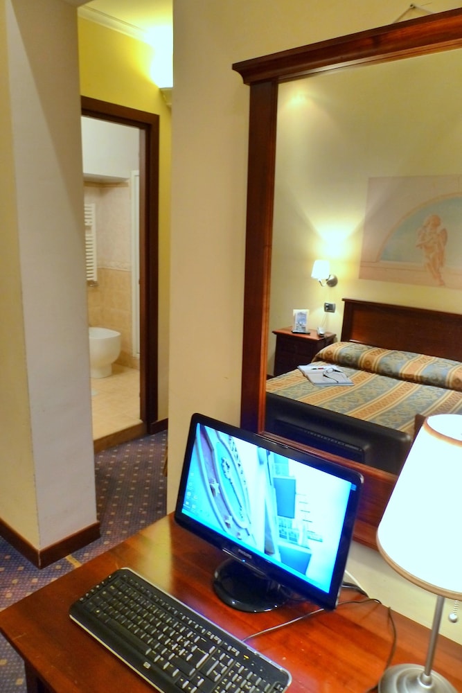 Triple Room, 1 Bedroom photo 2