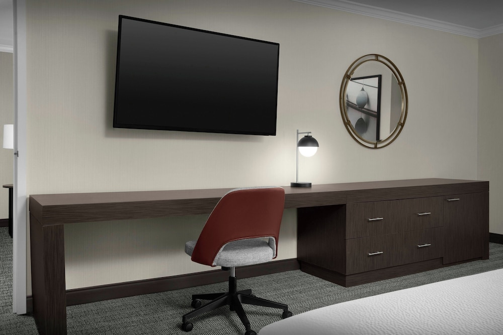 Premium Room, 1 King Bed, City View thumbnail 6