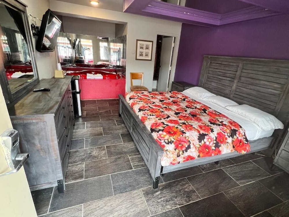 Suite, 1 King Bed, Smoking (Jacuzzi Tub) photo 1
