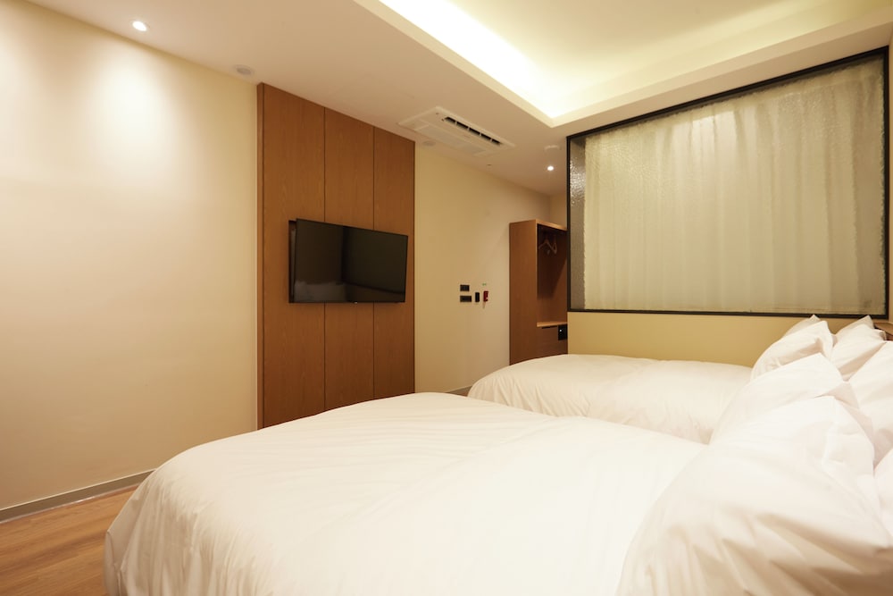 Deluxe Twin Room (Over 36 month old surcharge 20000 KRW, Breakfast Included) photo 2