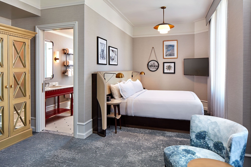 Junior Suite, 1 King Bed, Corner - Photo 1
