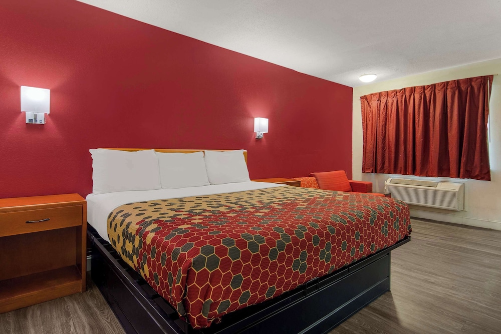 Standard Room, 1 King Bed, Smoking - Photo 4