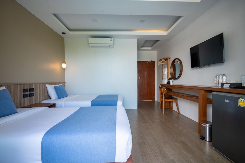 Deluxe Twin Room, Poolside photo 2