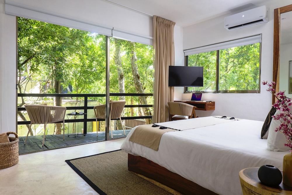 Deluxe Room, 1 King Bed, Balcony