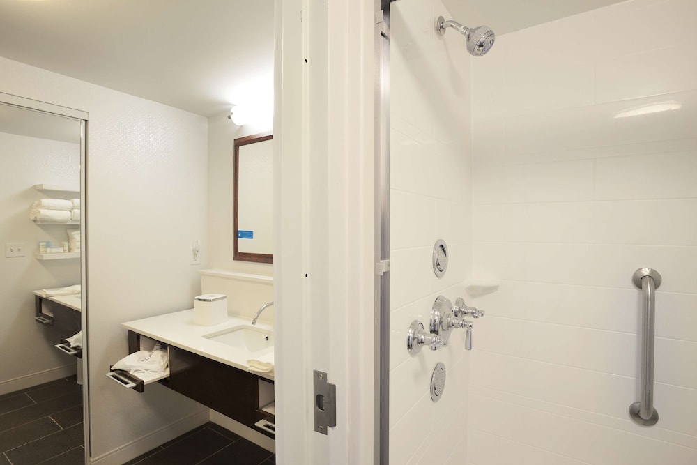 Studio, 1 King Bed, Refrigerator & Microwave (Wet Bar)