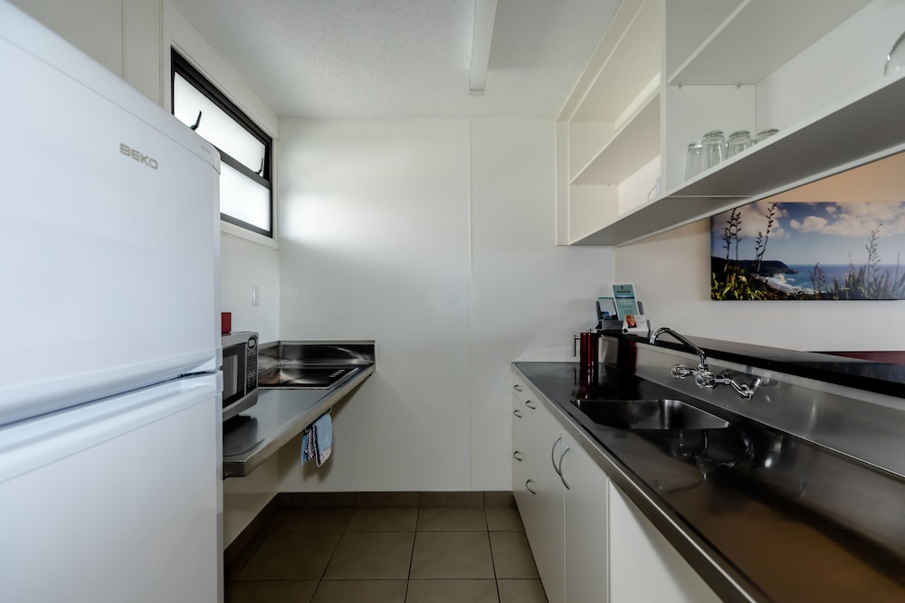 Two Bedroom Queen Apartment with Balcony - Photo 4