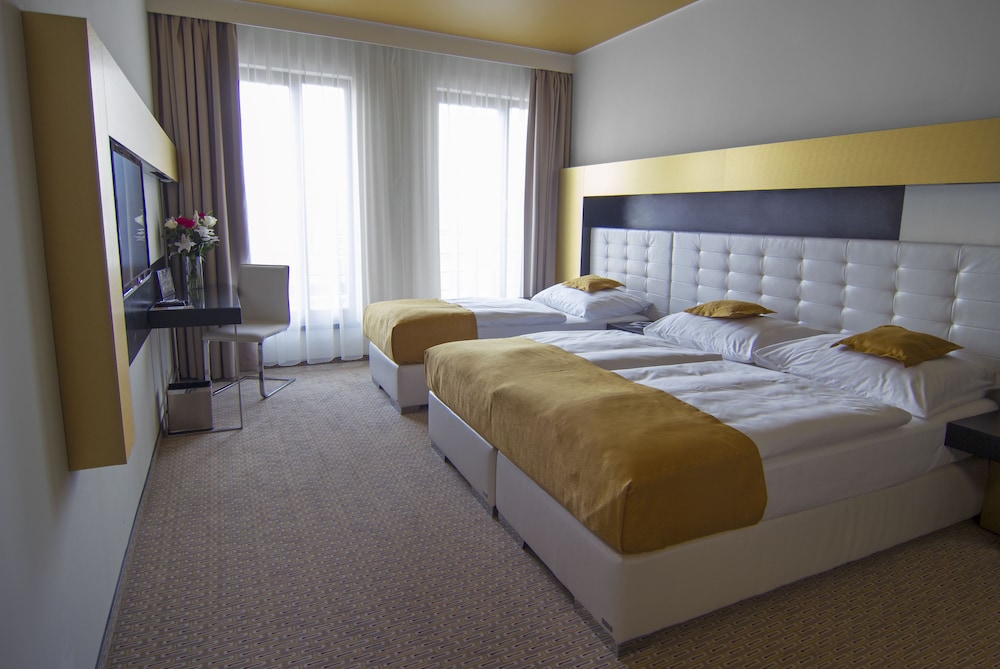 Classic Double or Twin Room with Extra Bed - Photo 3